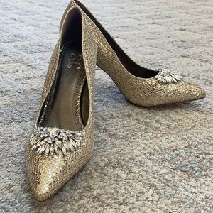Size 10 / gold sparkle heels